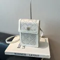 Borsa porta cellulare bianca in stile cinese con ricamo argento e fibbia a quadrifoglio - Bianco