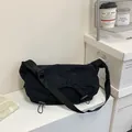 Schwarze Messenger Bag aus Nylon mit Raffung und verstellbarem breitem Gurt - Schwarz