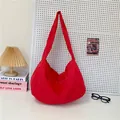 Grand sac fourre-tout rouge minimaliste en forme de lune avec large bandoulière décontracté - Rouge