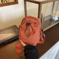 Umhängetasche aus Nylon in Rostorange mit Kordelzug, Stickerei und verstellbarem Gurt - Orange