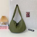Sac bandoulière demi-lune vert foncé minimaliste avec large sangle sur fond blanc - Vert Militaire