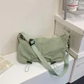 Salbeigrüne Nylon-Umhängetasche in Faltenoptik mit schwarzem Kordelzugverschluss - Grün