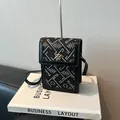 Borsa a tracolla con motivo geometrico bianco e nero e fibbia dorata a quadrifoglio - Nero
