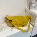 Minimalistische große Nylon-Tasche in Ingwergelb mit verstellbarem Riemen im Dumpling-Stil - Gelb