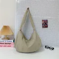 Sac à bandoulière hobo kaki minimaliste en nylon imperméable pour usage quotidien - Blanc Cassé
