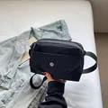 Minimalistische schwarze Nylon-Umhängetasche mit mehreren Reißverschlüssen und Gurt - Schwarz