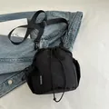 Minimalistische schwarze Beuteltasche mit Kordelzug und verstellbarem Schultergurt - Schwarz