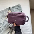Schicke lila Nylon-Umhängetasche mit Reißverschlüssen und gewebtem Schultergurt - Lila