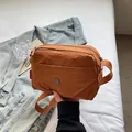 Braune Nylon-Umhängetasche mit drei Reißverschlussfächern und breitem Tragegurt - Braun