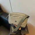 Minimalistische olivgrüne Nylon-Umhängetasche mit verstellbarem Gurt und Reißverschluss - Grau