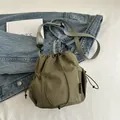 Armygrüne Nylon-Beuteltasche mit Kordelzug, Netzseitentaschen und Schultergurt - Grün