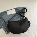 Borsa hobo nera in nylon con coulisse laterale e tracolla regolabile versatile - Nero