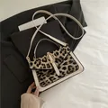 Crossbodytas met luipaardprint, crèmekleurige lederen bies en metalen sluiting - Wit