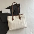 Elegante bolso tote blanco crema con asas marrones y tejido con textura de ondas finas - Blanco