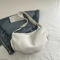 Borsa a tracolla a mezzaluna in nylon bianco crema con ampia tracolla regolabile - Bianco