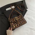 Crossbodytas met luipaardprint, imitatiebontafwerking en bruin lederen bies - Bruin