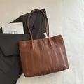 Bolso tote marrón de cuero sintético con textura ondulada y asas largas al hombro - Marrón Oscuro