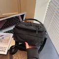 Borsa a tracolla minimalista in nylon nero con tracolla regolabile e tasche con cerniera - Nero