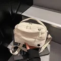 Borsa a tracolla minimalista in nylon bianco panna con doppia zip e tracolla regolabile - Bianco Sporco