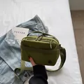 Borsa a tracolla in nylon verde oliva con tasche a zip e cinturino regolabile da donna - Verde