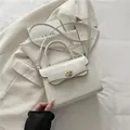 Elegante bolso bandolera de ecocuero blanco crema con cierre de giro dorado y correa - Blanco