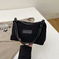Schwarze Cord-Einkaufstasche mit vertikaler Textur und Schultergurt für Damen - Schwarz