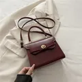 Bolso de mano rojo oscuro para mujer con cierre dorado y correa de hombro ajustable - Rojo
