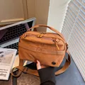 Borsa a tracolla in nylon marrone con trama plissettata e ampia cinghia regolabile - Marrone