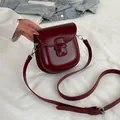 Borsa a sella vintage chic rosso vino da donna con finitura lucida e fibbia argento - Rosso