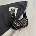 Bolso hobo negro chic con tachuelas metálicas plateadas y acabado brillante mujer - Negro