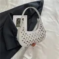 Bolso de media luna blanco con tachuelas plateadas para la moda de verano mujer - Blanco