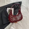 Bolso de luna en charol rojo oscuro con remaches plateados y estilo retro punk - Rojo