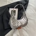 Bolso hobo de media luna en PU plateado espejo con tachuelas y asa de transporte - Plateado