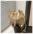 Detailansicht der Eimertasche mit Blumendruck, Perlengriff und goldener Kette - Weiß