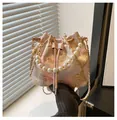 Detail der rosa Satin-Beuteltasche mit Blumenstickerei und Perlengriff-Akzent - Rosa Große Blume