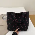 Bolso tote de pana negra con patrón de fresas rojas y diseño amplio de doble asa larga - Negro
