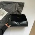 Schwarze Patchwork-Schultertasche mit Goldkette und Logo-Plakette aus Metall - Schwarz