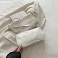 Minimalistische witte laklederen baguette tas met hoogglans afwerking en schouderband - Wit