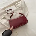 Minimalistische wijnrode laks lederen baguette tas met glanzende afwerking en zilveren hardware - Bordeauxrood
