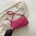 Chique roze laksnoer schoudertas met een glanzende spiegelende afwerking - rozenroze