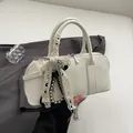 Bolso Boston vintage blanco crema con ribete de encaje y lazo de cuadros blanco y negro - Beige Con Colgante