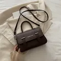 Sac boîte en cuir grainé marron foncé avec poignée et bandoulière pour femme élégante - Marron