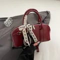 Bolso de hombro burdeos clásico con lazo de encaje y acabado brillante - Rojo con colgante de béisbol