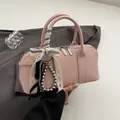 Bolso Boston rosa minimalista con cinta decorativa y colgantes metálicos elegantes - Rosa (Con Colgante)