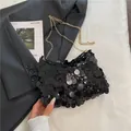 Borsa a tracolla con paillettes nere e catena dorata su sfondo in tessuto bianco puro - Nero