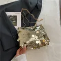 Borsa a tracolla con paillettes dorate e catena metallica per look da festa - Oro