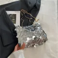 Borsa a tracolla con paillettes argento e catena dorata per un look femminile - Argento
