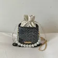 Mini borsa a secchiello pitonata con manico di grandi perle e catena dorata - Nero