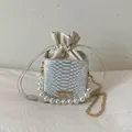 Mini borsa a secchiello pitonata con manico di perle bianche e catena oro - Bianco