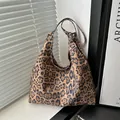Modische Leopard-Canvas-Tragetasche mit Metallösen und einer weichen Hobo-Silhouette - Khaki Leopard